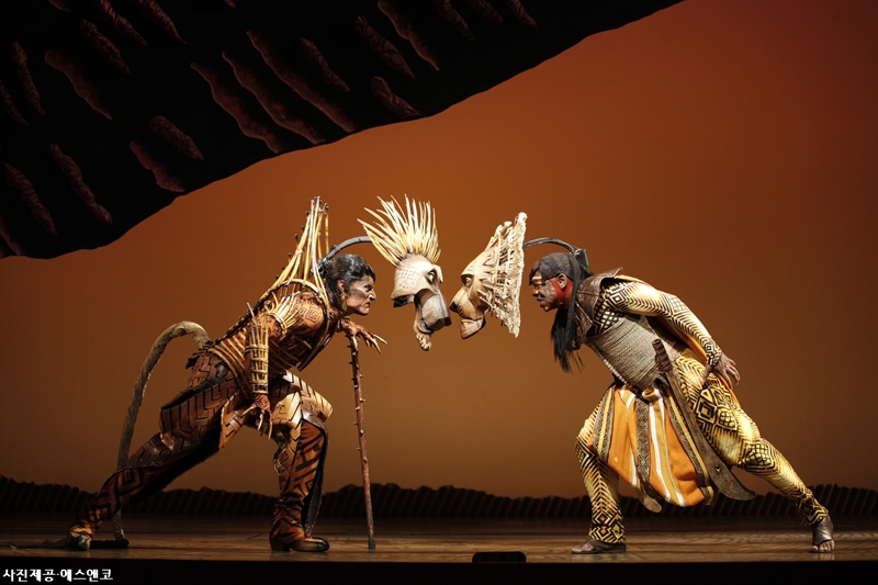 17면 라이온킹_Mufasa and Scar - THE LION KING - Photo by Joan Marcus ⓒDisney
